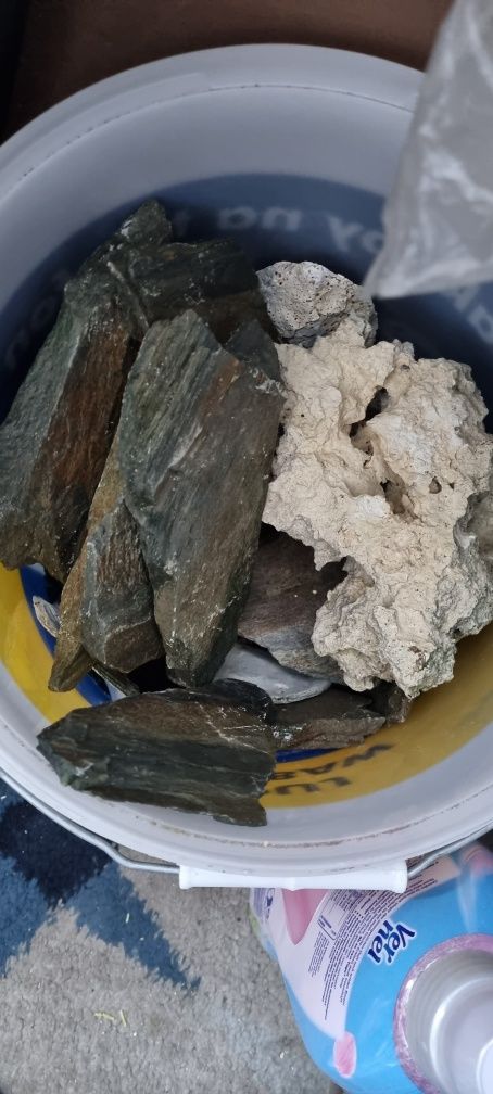 Piasek do akwarium z łupkiem.i skała