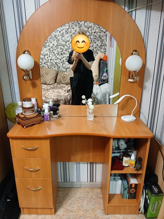 Трюмо, комод, стол, тумбочка