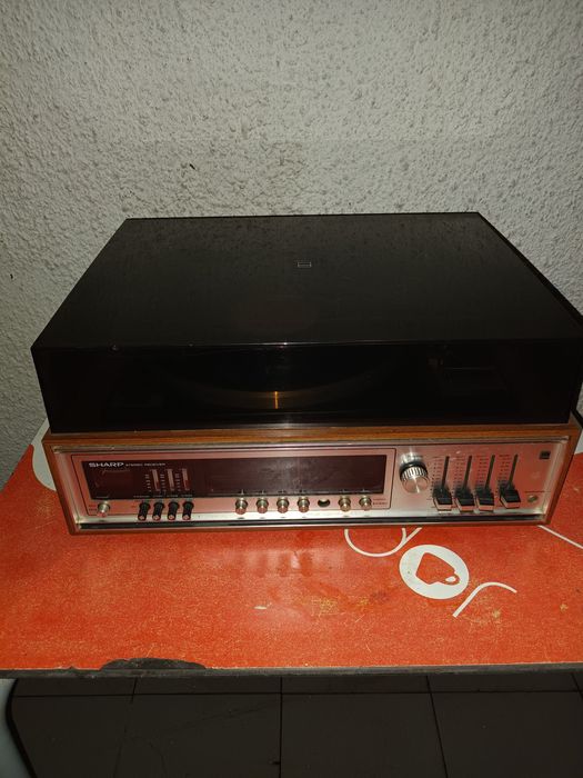 Gira discos Sharp com rádio e amplificador