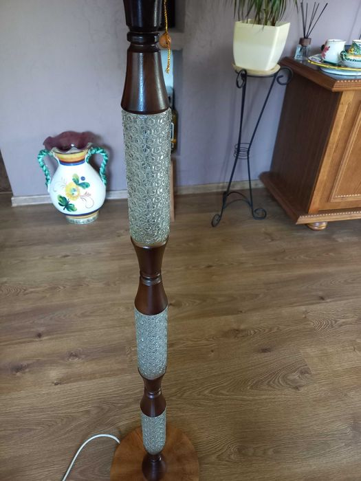 Lampa podłogowa z dużym pięknym abażurem
