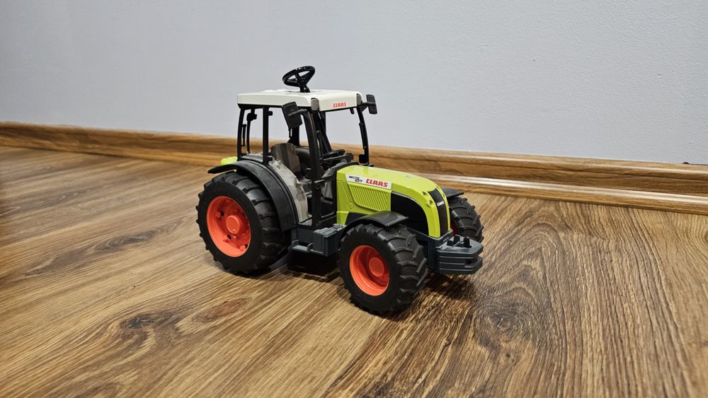 Zabawka Bruder ciągnik Claas Nectis 267 F 02110