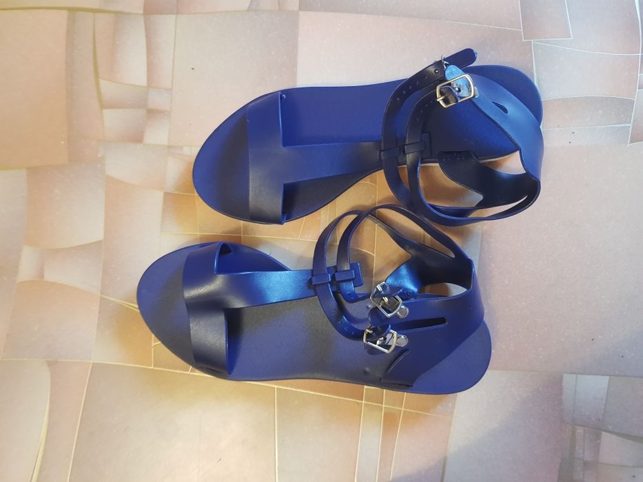 Продаю сандали