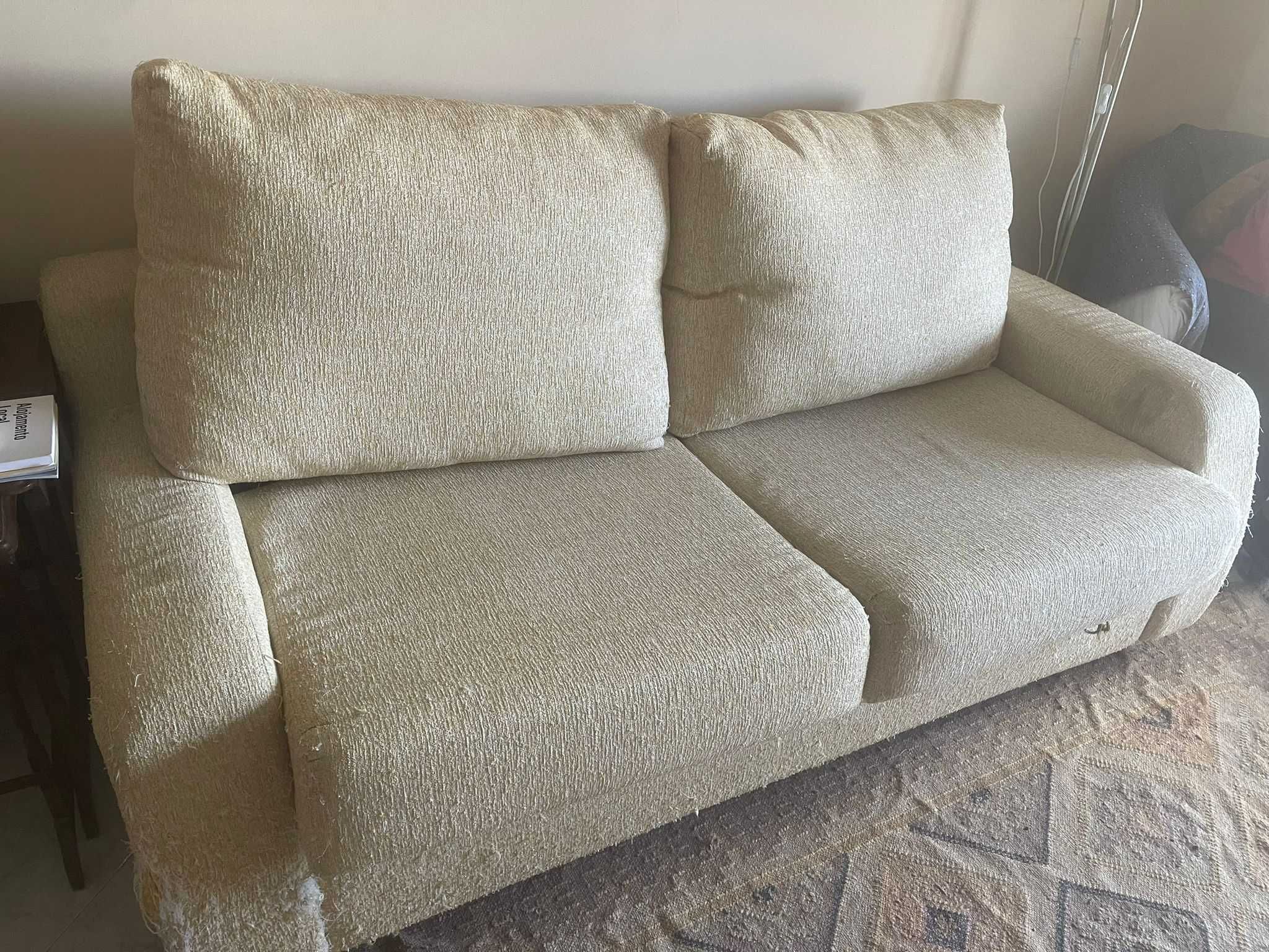 Sofá cama de dois lugares, bem confortável.