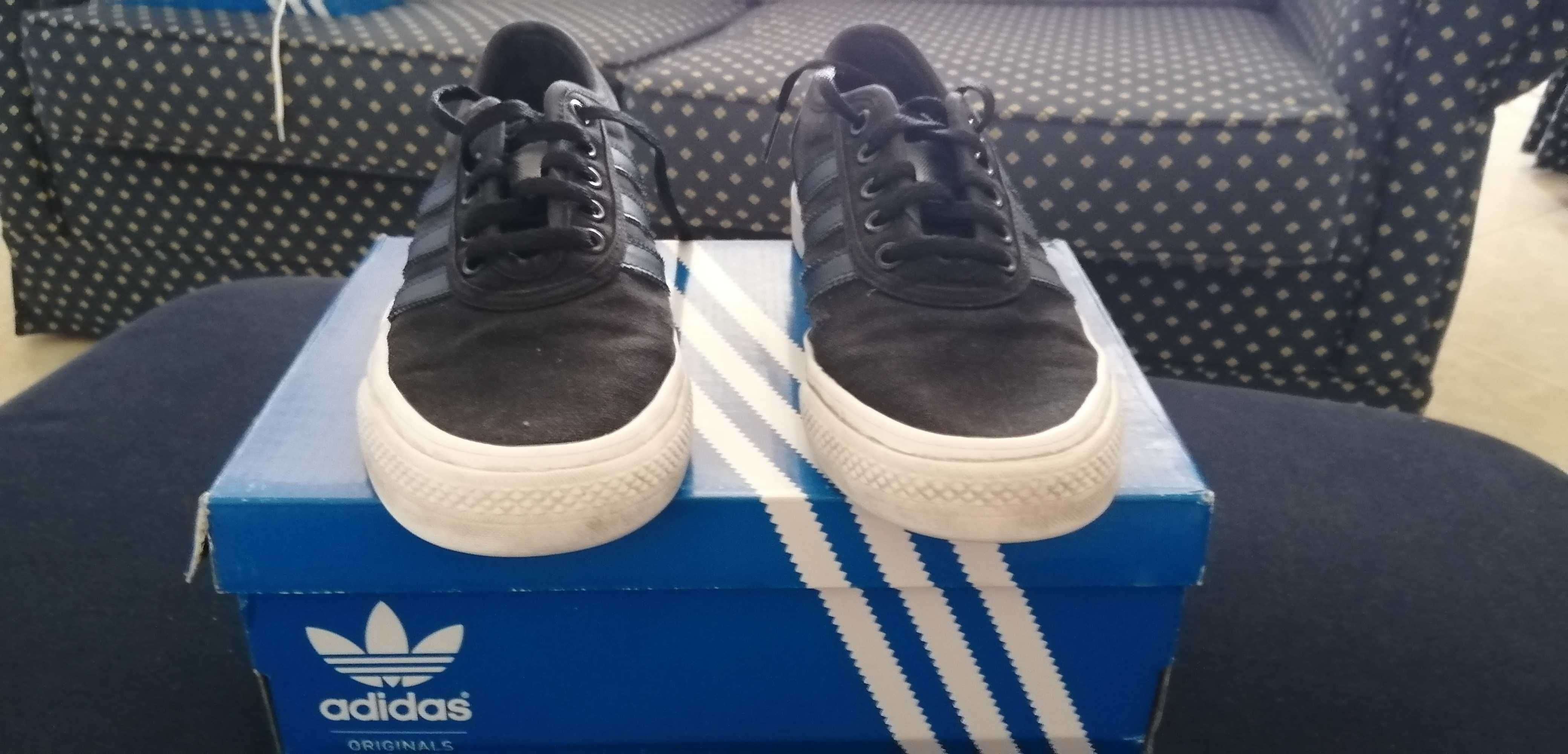 Ténis Adidas modelo Adiease