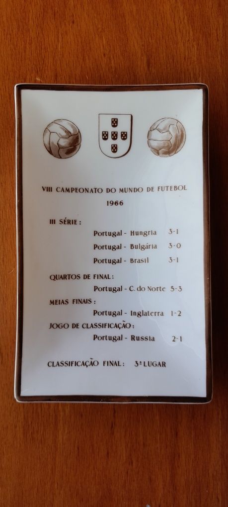 Cinzeiro com resultado do VIII campeonato do mundo de futebol