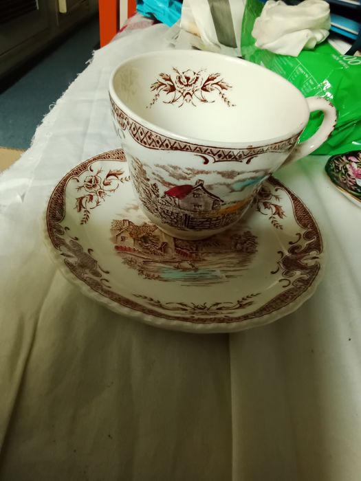 Ексклюзивні блюдця та чашки виробництва Англії.