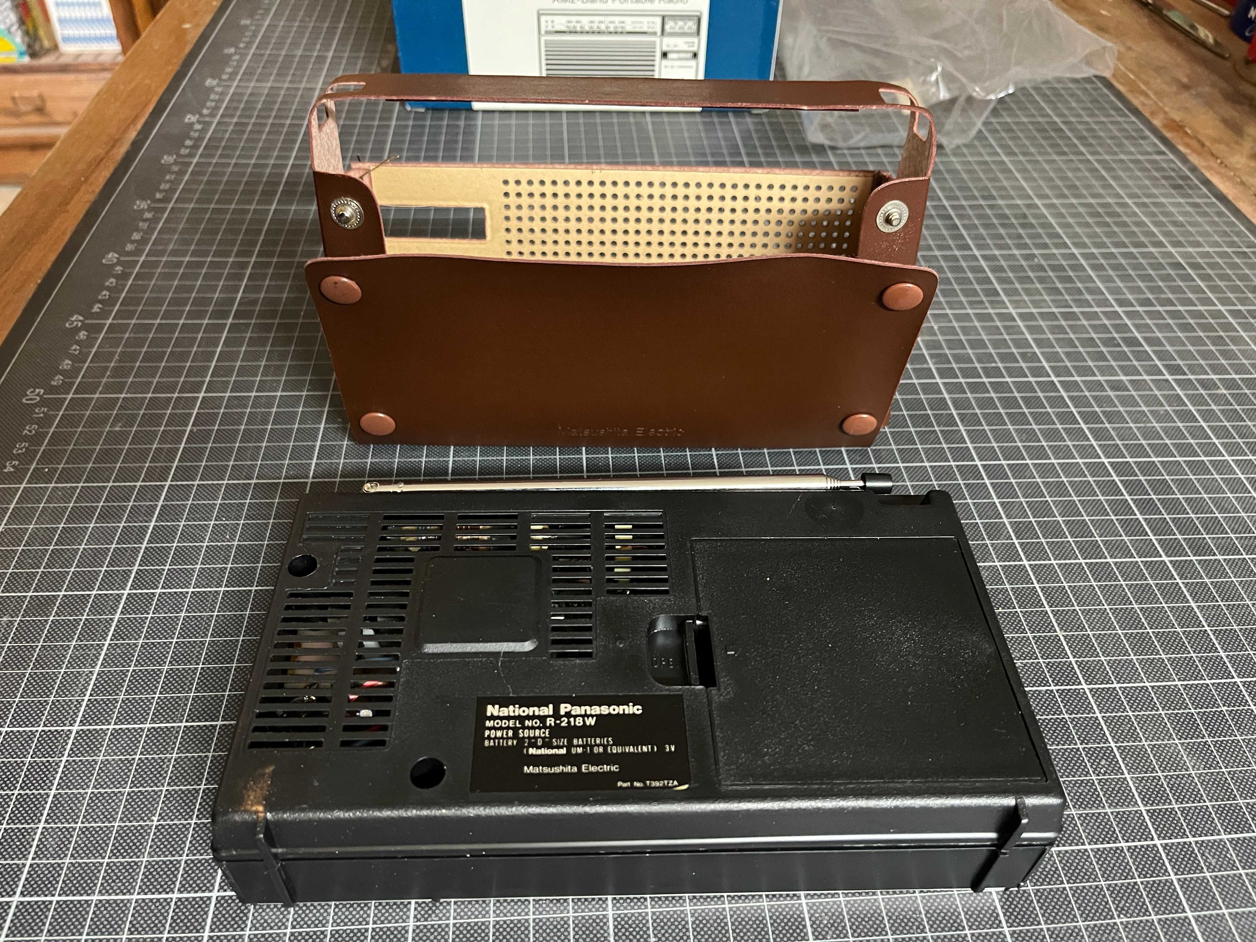 Rádio vintage a pilhas National Panasonic R-218 – novo na caixa
