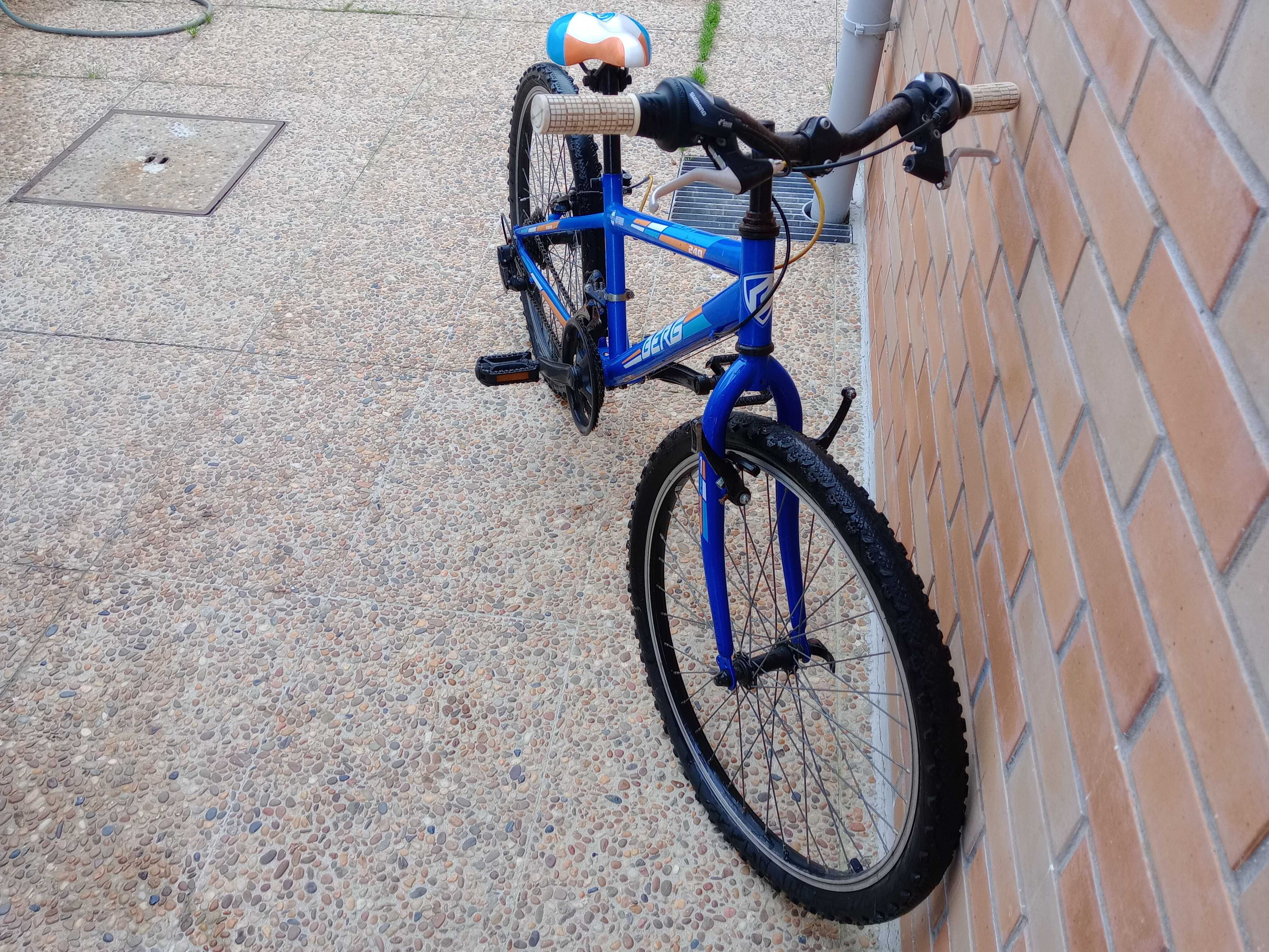 Bicicleta com capacetes e bomba de ar