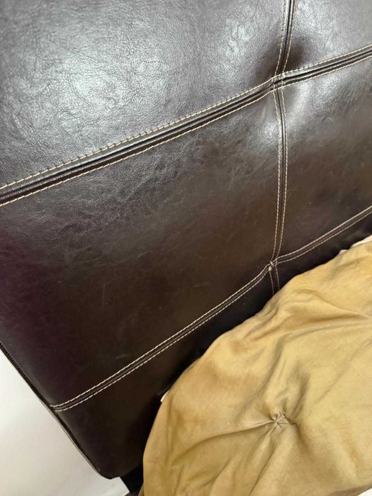 Cama, Candeeiro(s), Espelho e Chaise Longue de Couro Preto