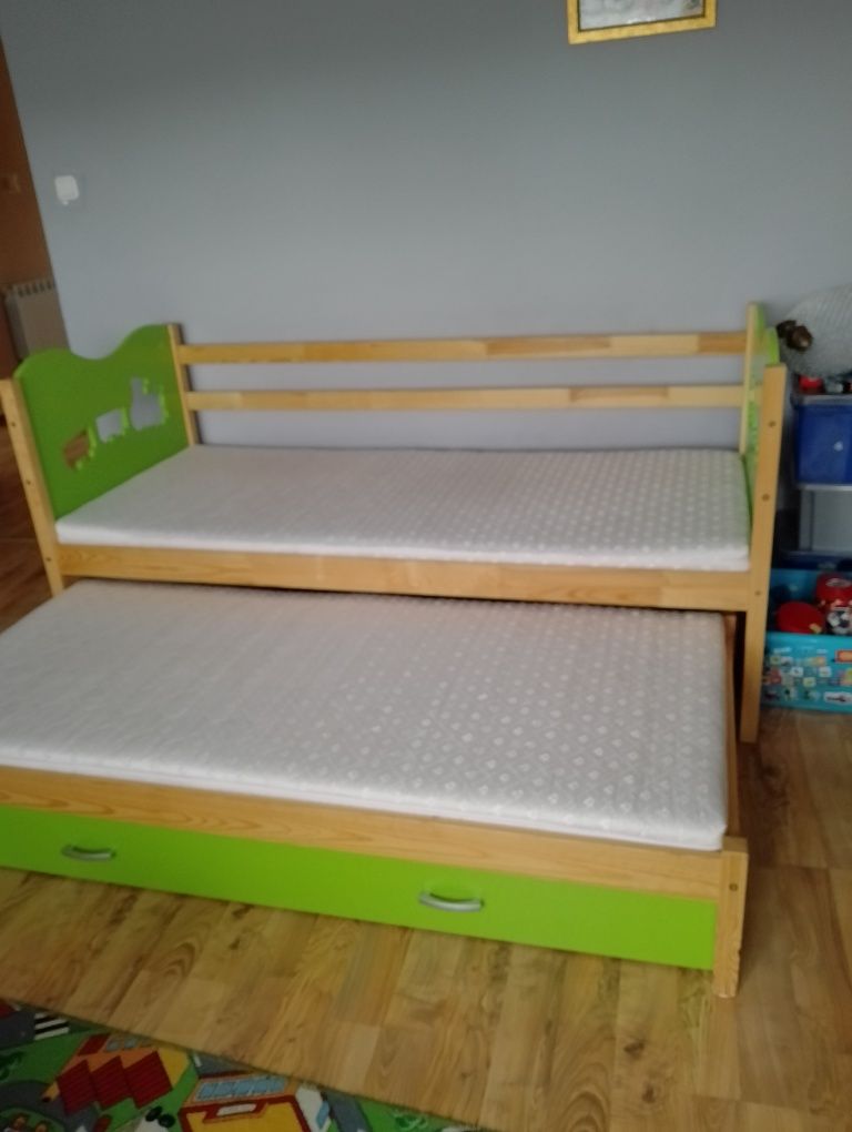 Łóżko dziecięce podwójne z materacami.