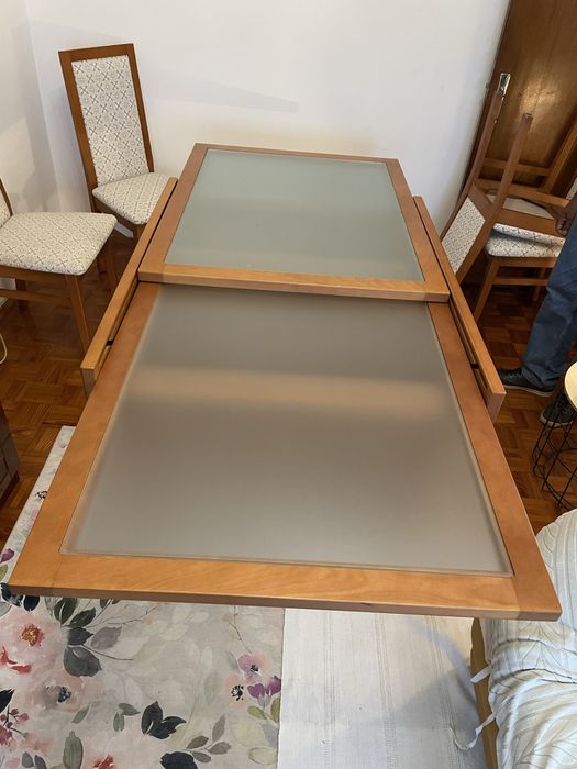 Mesa de jantar extensível em madeira e vidro fosco