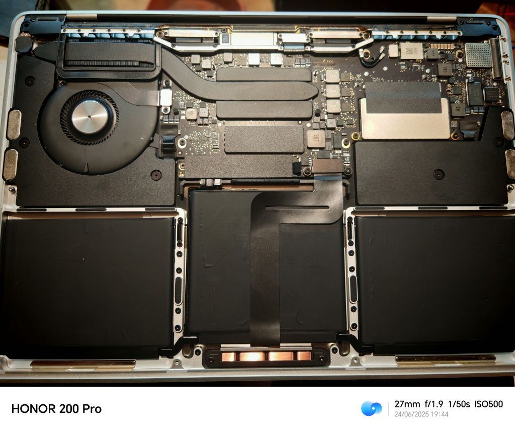 MacBook  Pro 13" не заряжается