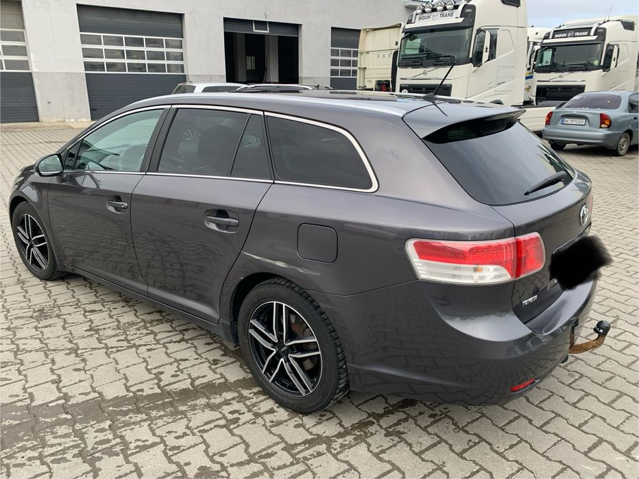 Toyota Avensis 2011 рік