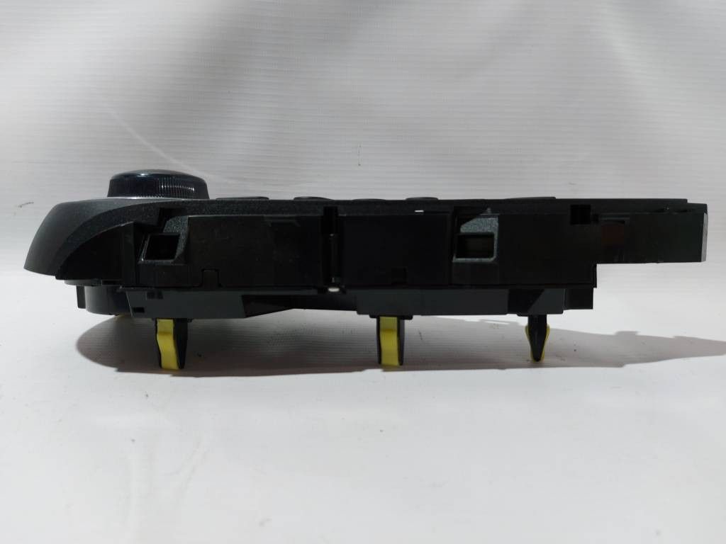 Кнопки управления климат контролем  Toyota Prius C `12-14  (5590052740