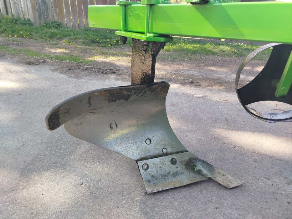 Плуг 3-х корпусний