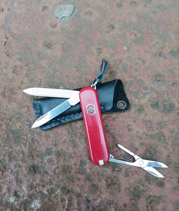 Допоміжник   victorinox classic  з чохлом.