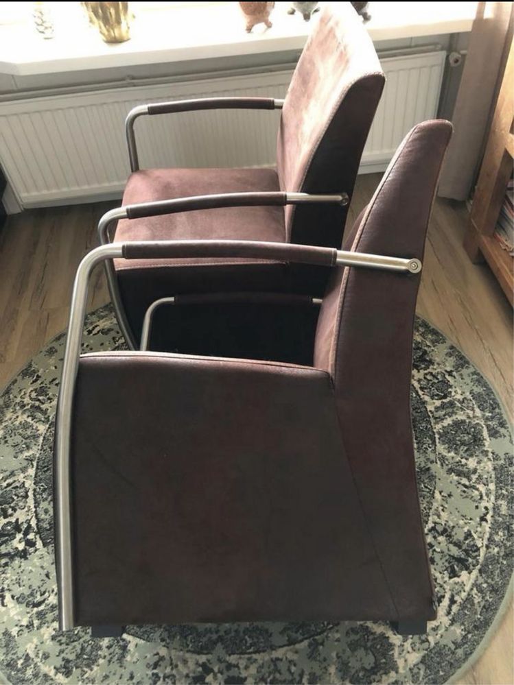 два крісла темно бордового кольору