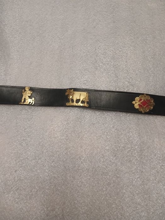 Антикварний шкіряний реміньі з латунною пряжкою та різними елементами