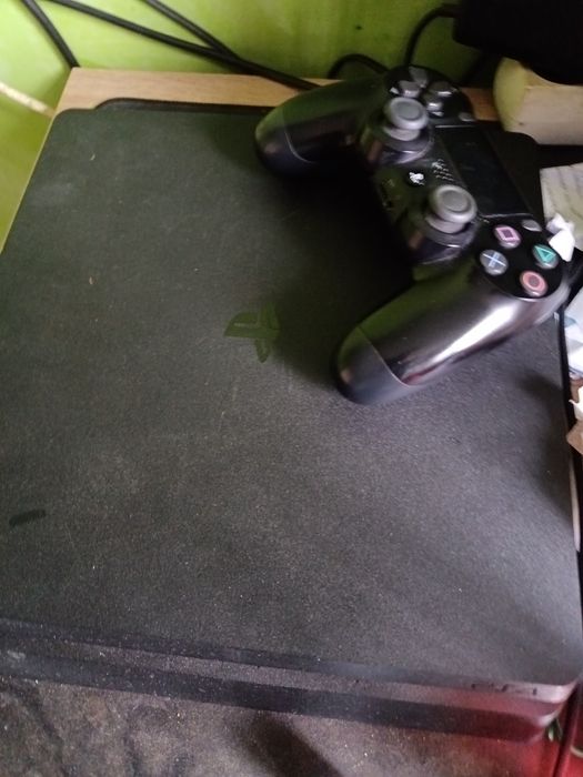 PlayStation 4 1TB + 4 gry