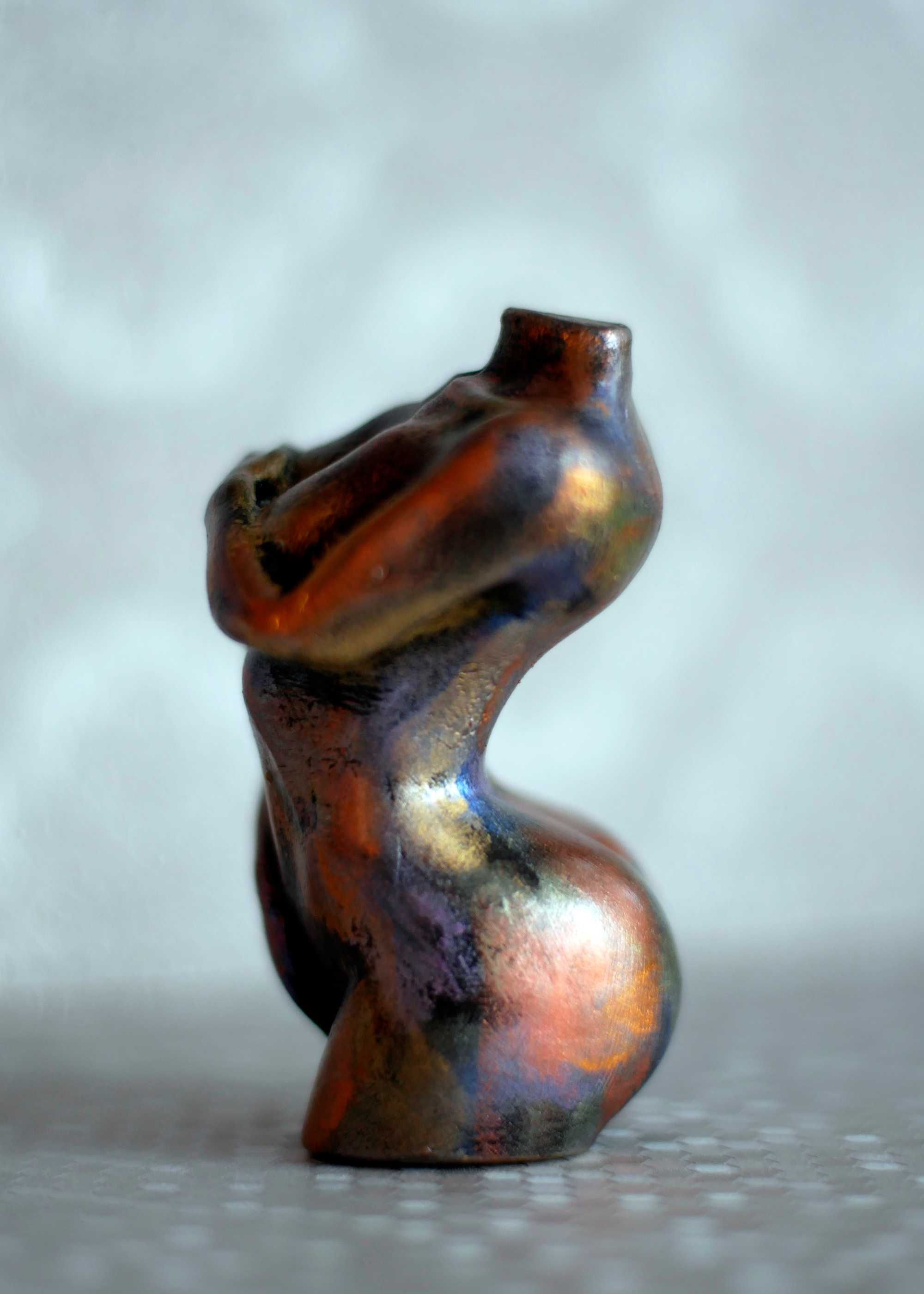 Figurka kobiety metaliczna, rzeźba z gipsu, wys. 8 cm
