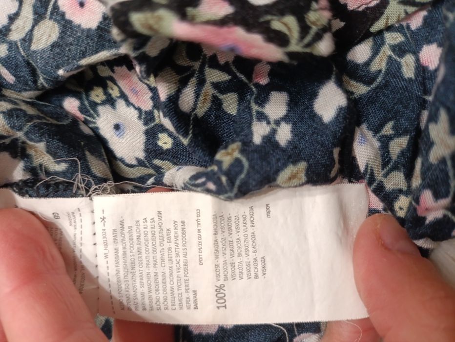 Elegancka bluzka czarna w kwiatki z odkrytymi ramionami house m