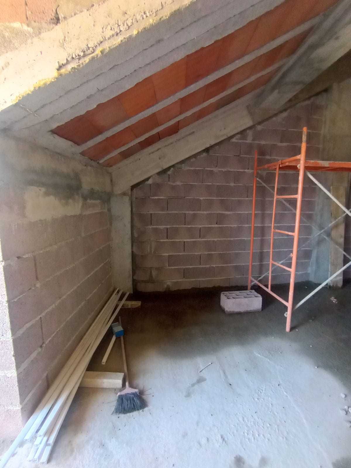 *Contrata se trolha e ajudante**J.Gaia construções unipessoal