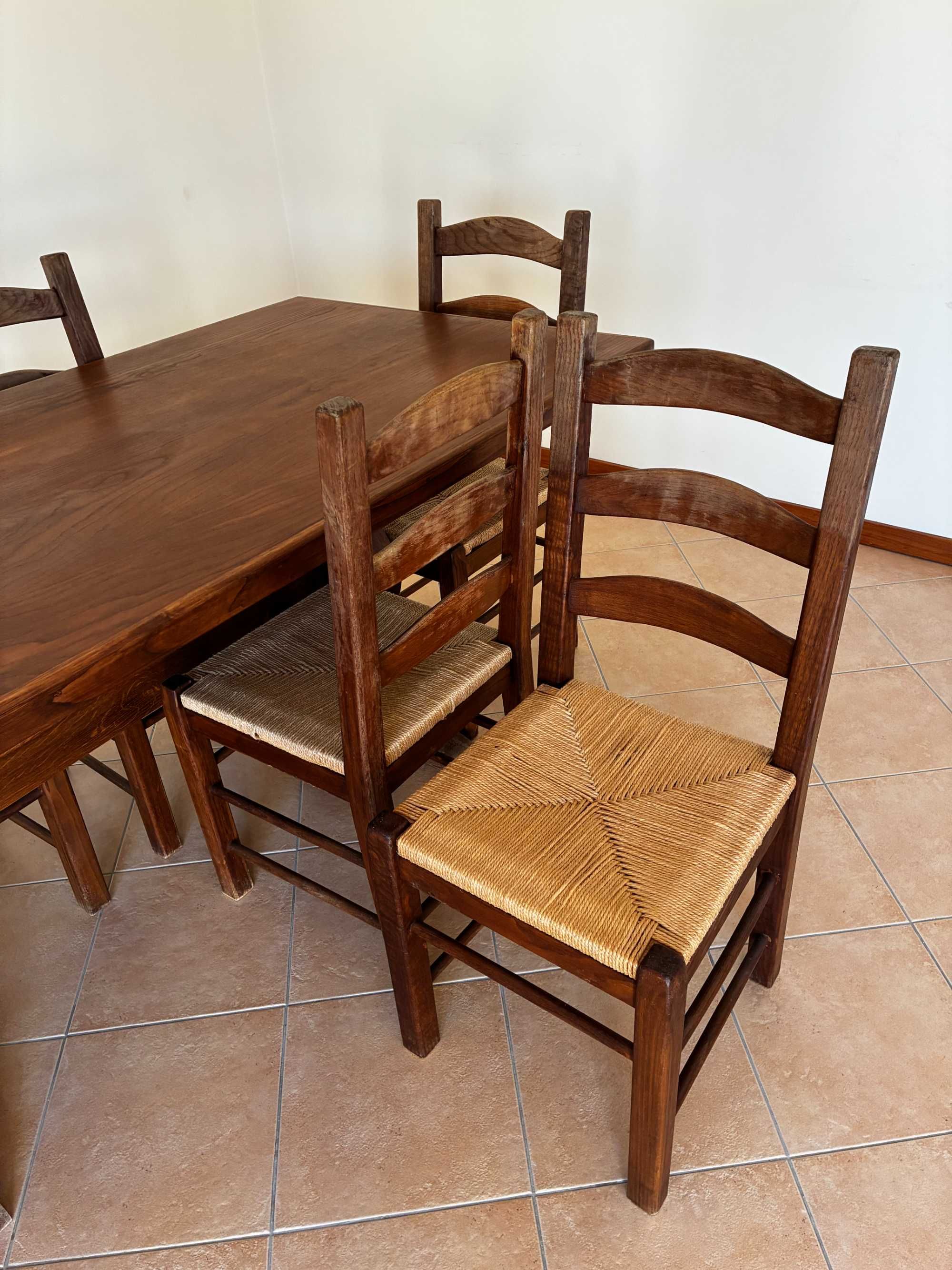 Mesa em castanho com 6 cadeiras