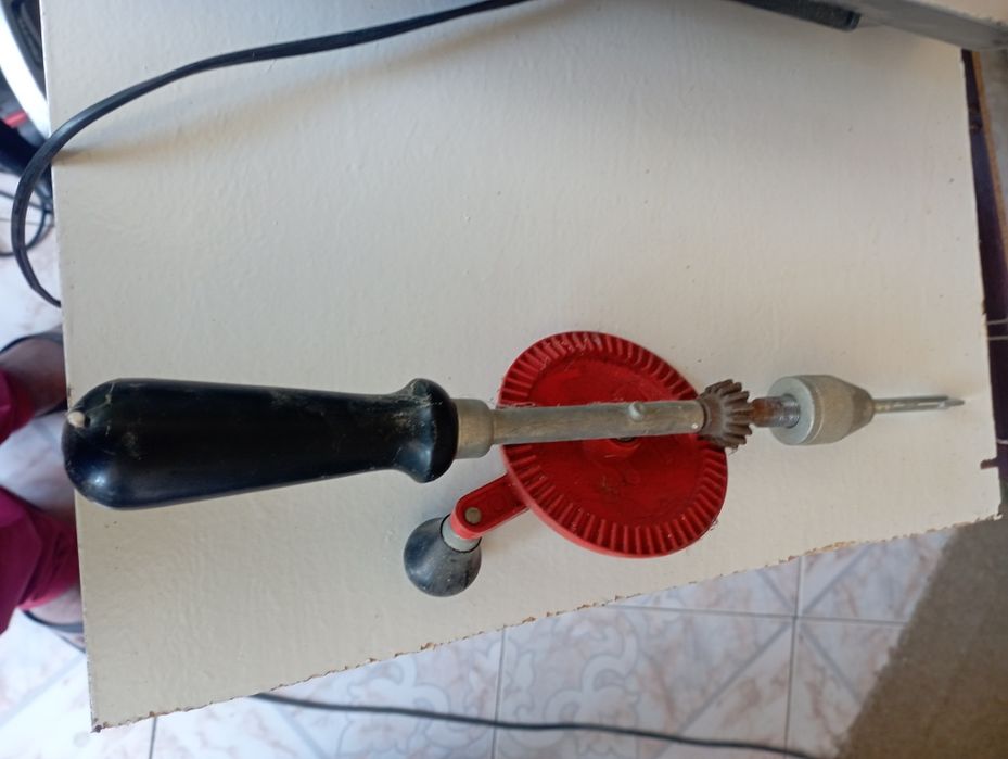 Berbequim manual para furos de vidros