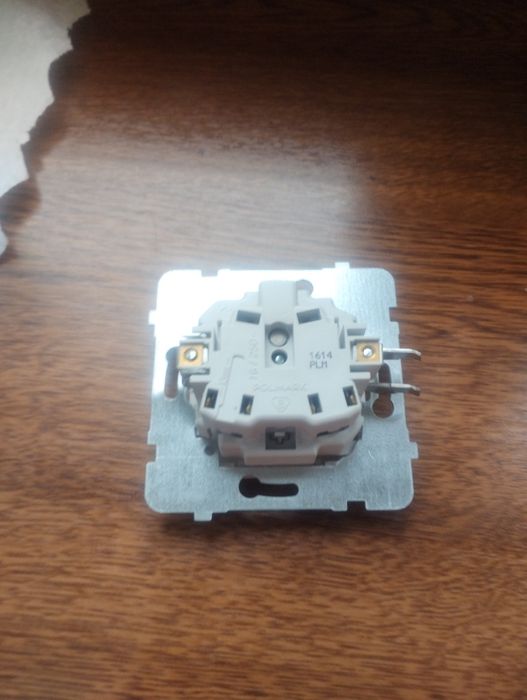 Gniazdo pojedyncze biale z uziemieniem