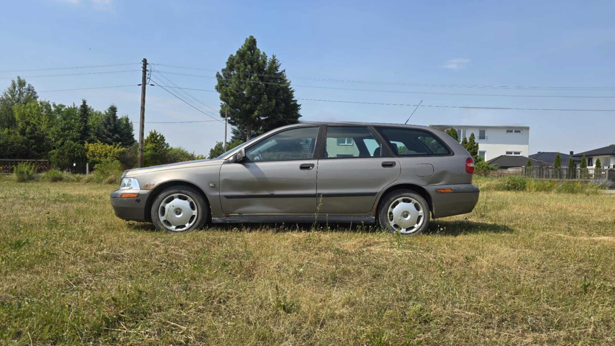 Szare Volvo V40 2004r.
