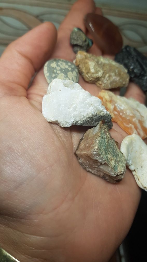 Zestaw kamieni, mineralow, kwarc,jaspis,kslcyr