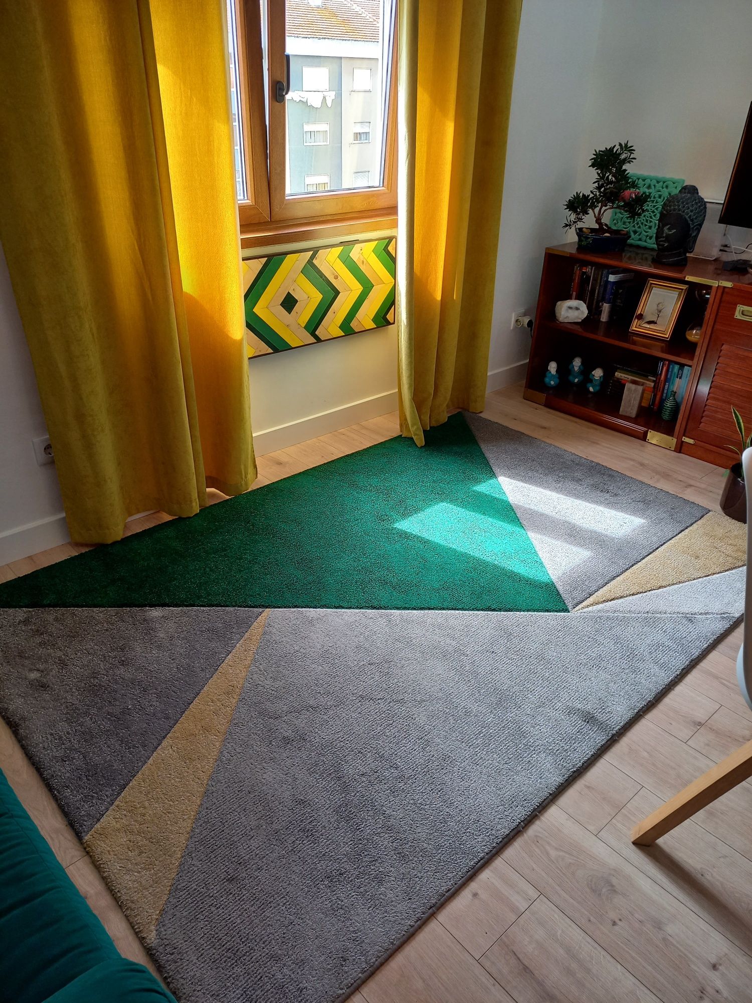 Conjunto decoração verde/amarelo (sofá, carpete, puf, quadro, cortin