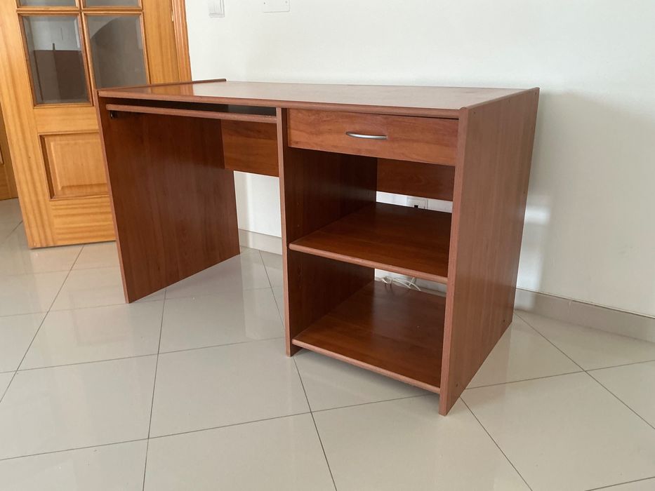Secretária grande para computador com gaveta e prateleiras