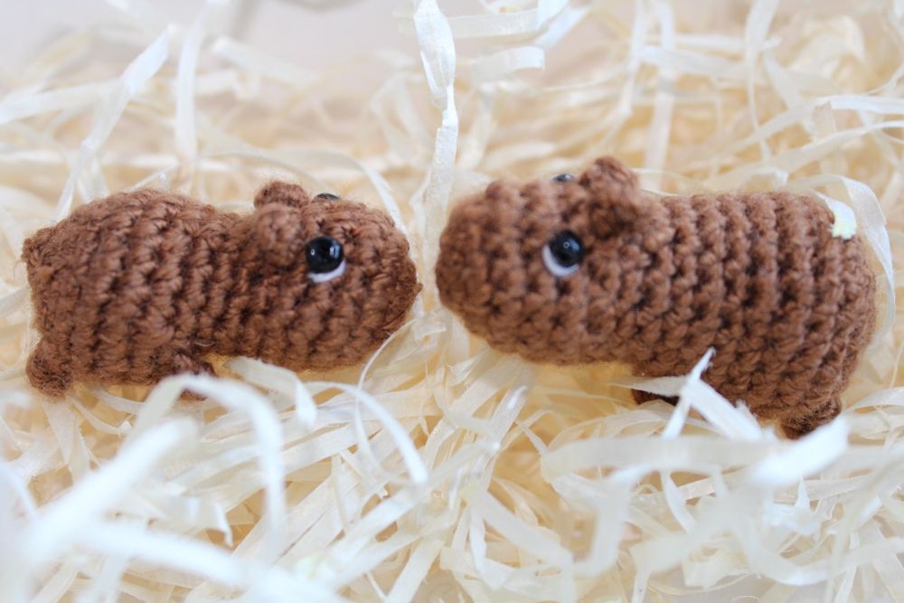 В'язані брелки серця жабка гусь капібаро