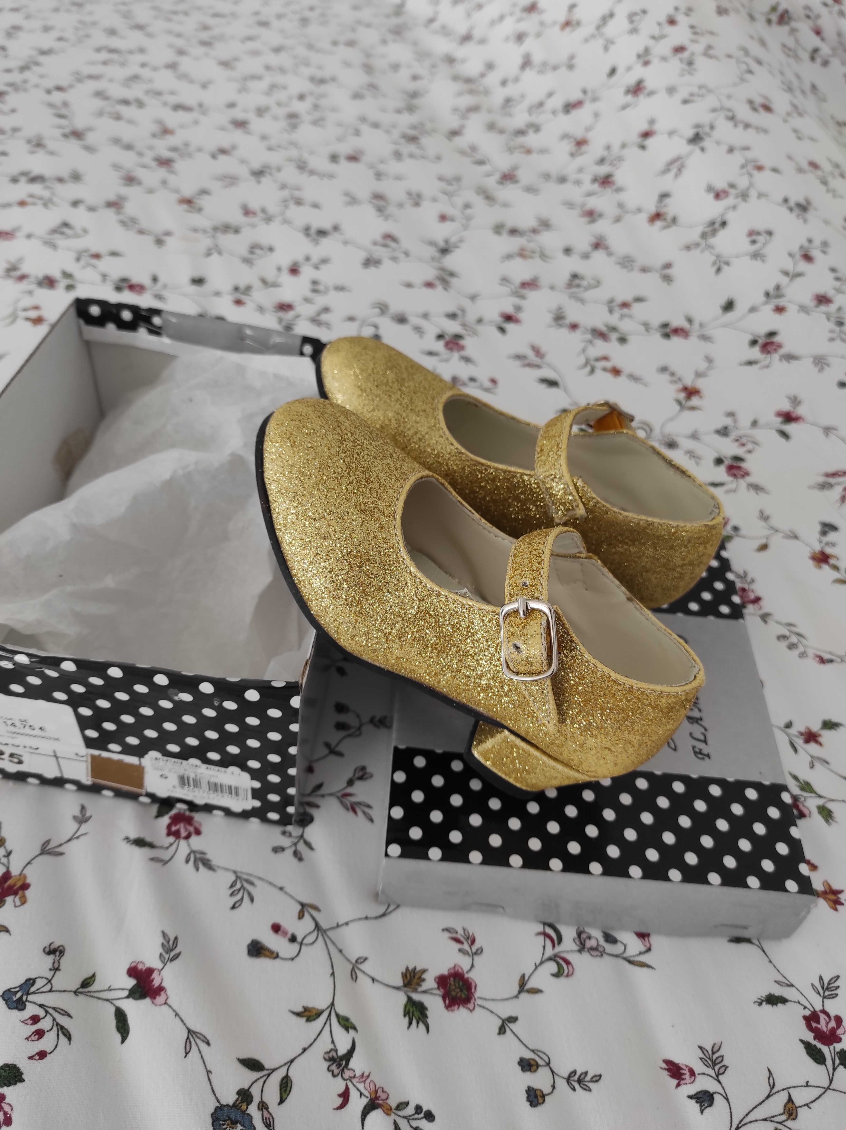 Sapatos de fantasia dourados brilhantes