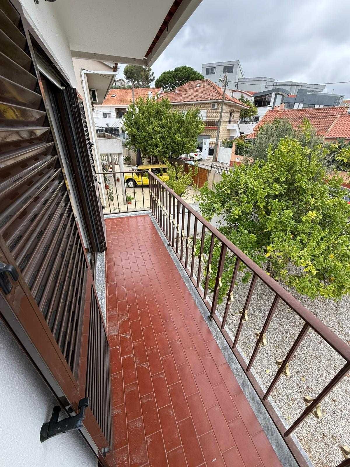 Quarto para arrendar a estudantes em moradia – Almada