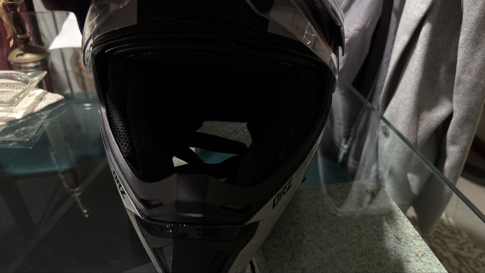 Capacete novo tamanho L com viseira pala e óculos de baixar