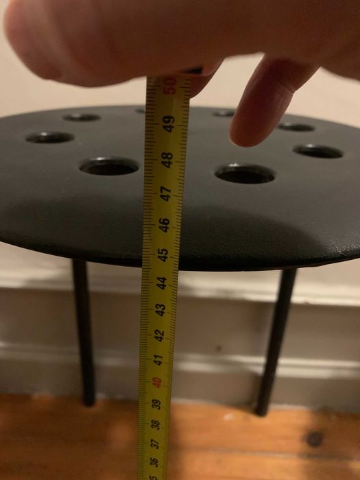 Cinco bancos pretos Ikea