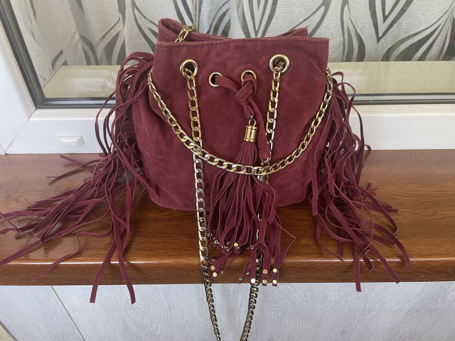 Невеличка, але вмістка сумочка