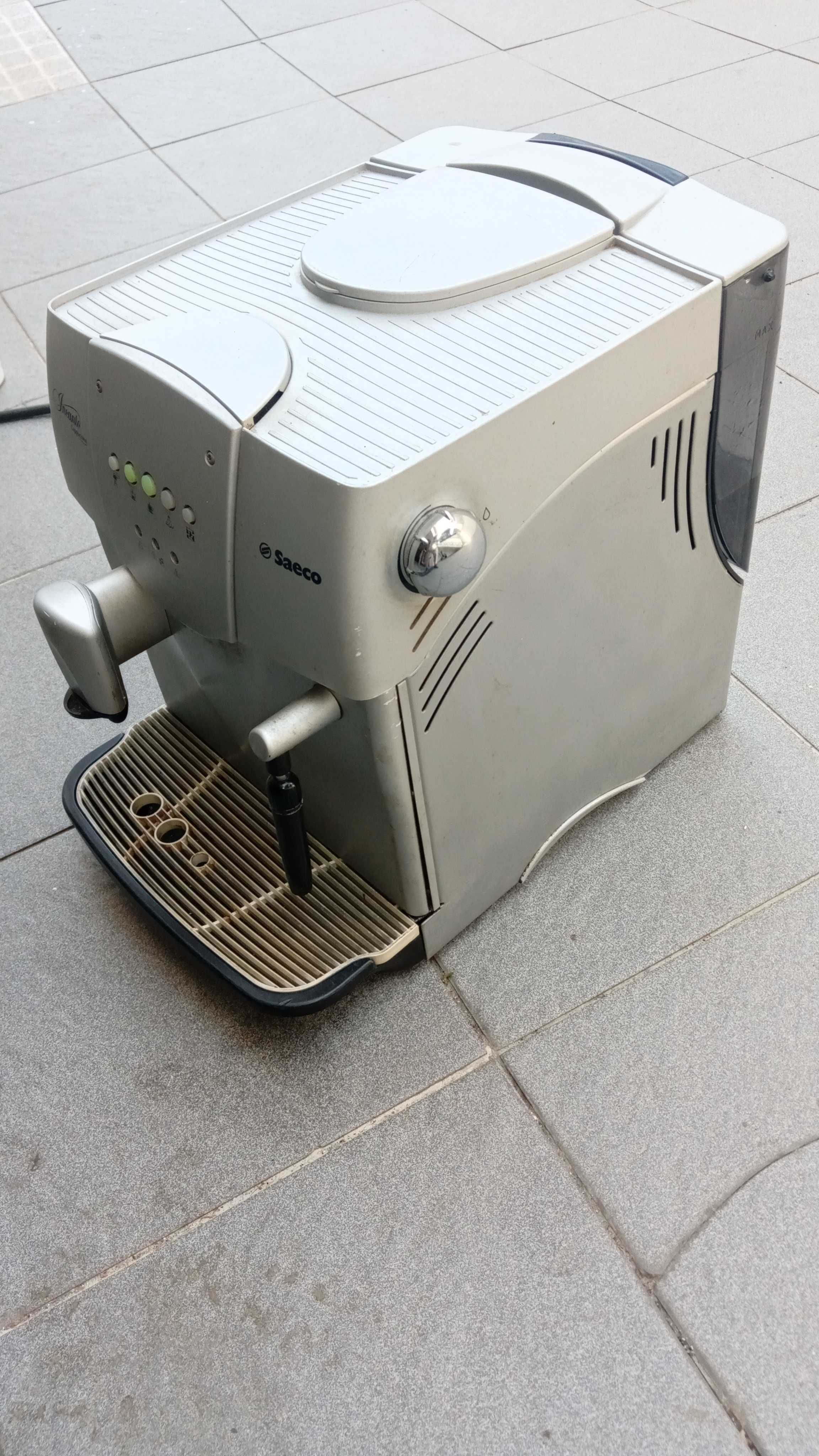 maquina café Saeco automática a funcionar em pleno