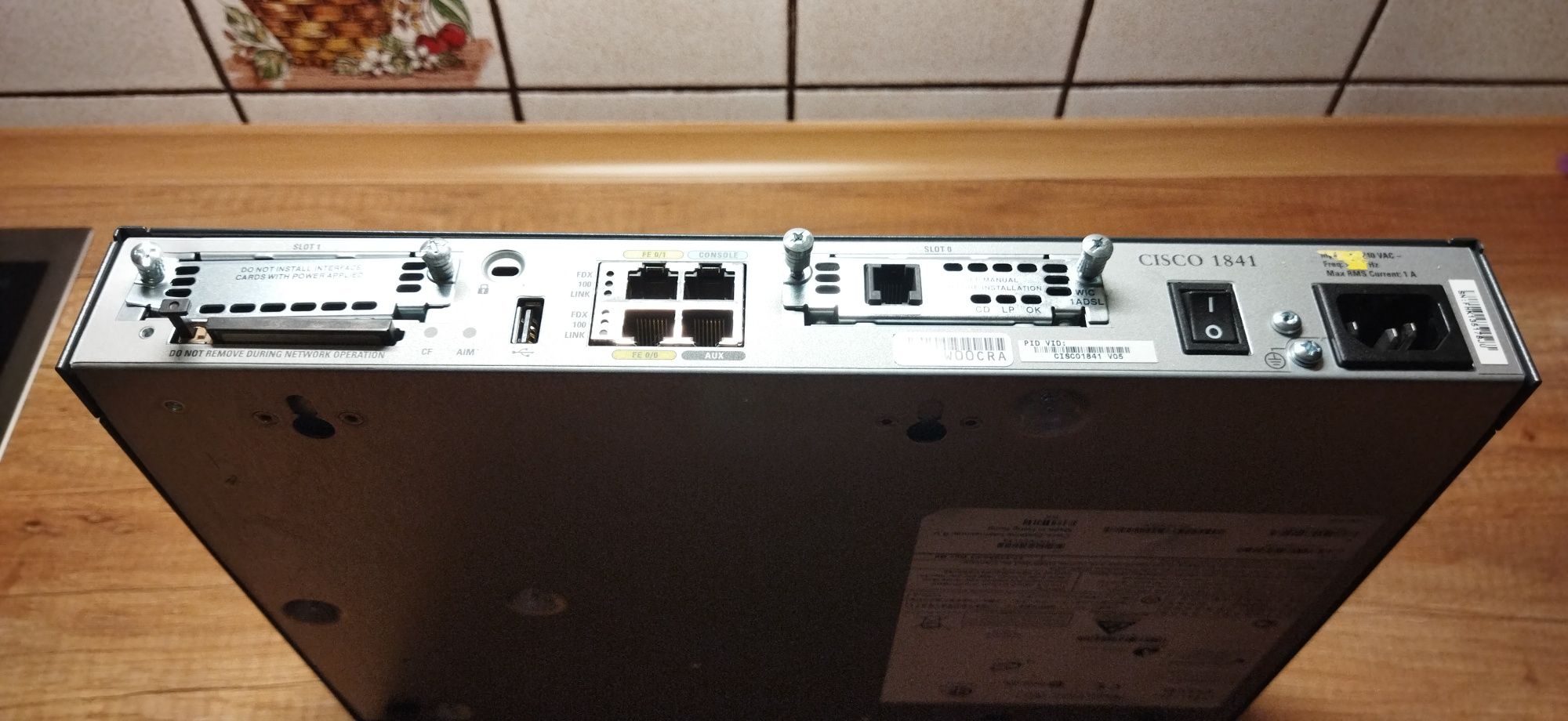 Router Cisco 1841 V05  IPM7W00CRA +WIC 1ADSL