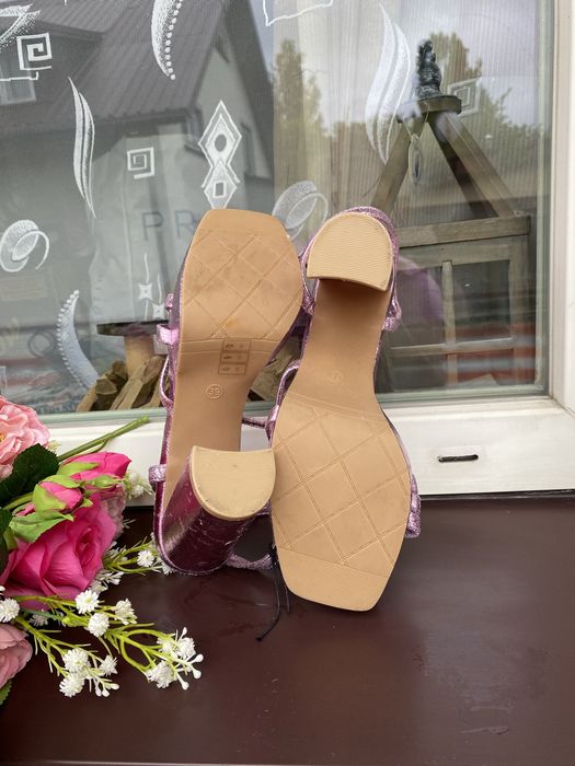 Sandały na stabilnym obcasie. Metaliczny róż