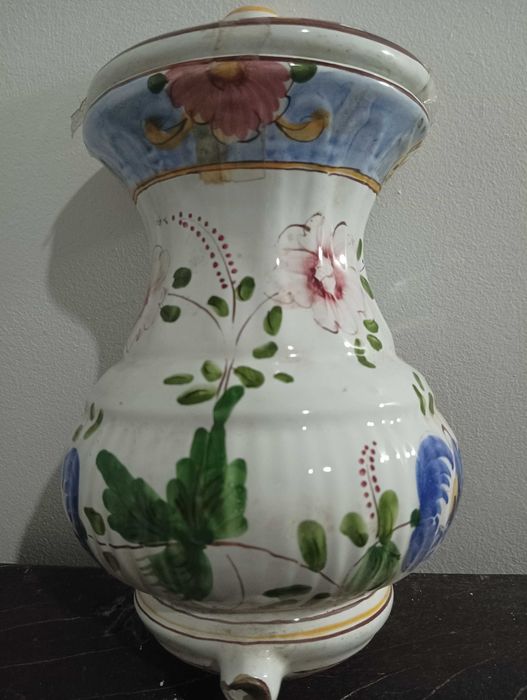 Peça de louça decorativa muito antiga