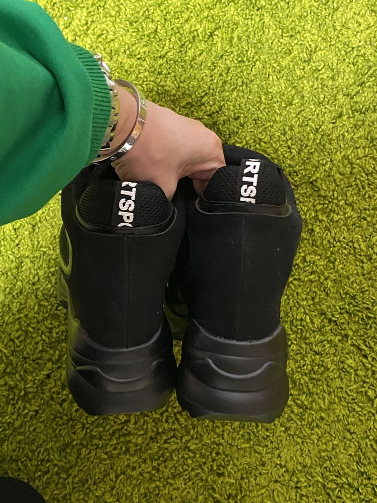 Снікерси кросівки р36 жіночі чорні кроссовки