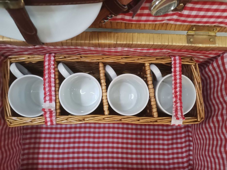 Walizka piknikowa, duża,zadbana, wym. 46x30x21 cm, komplet na 4 osoby