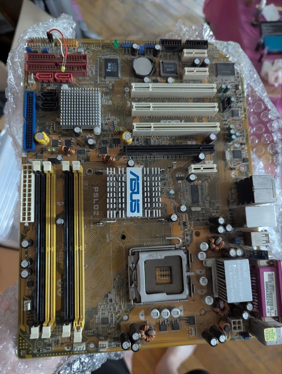 Материнська плата Asus P5LD2 775, 945G чіпсет
DDR2