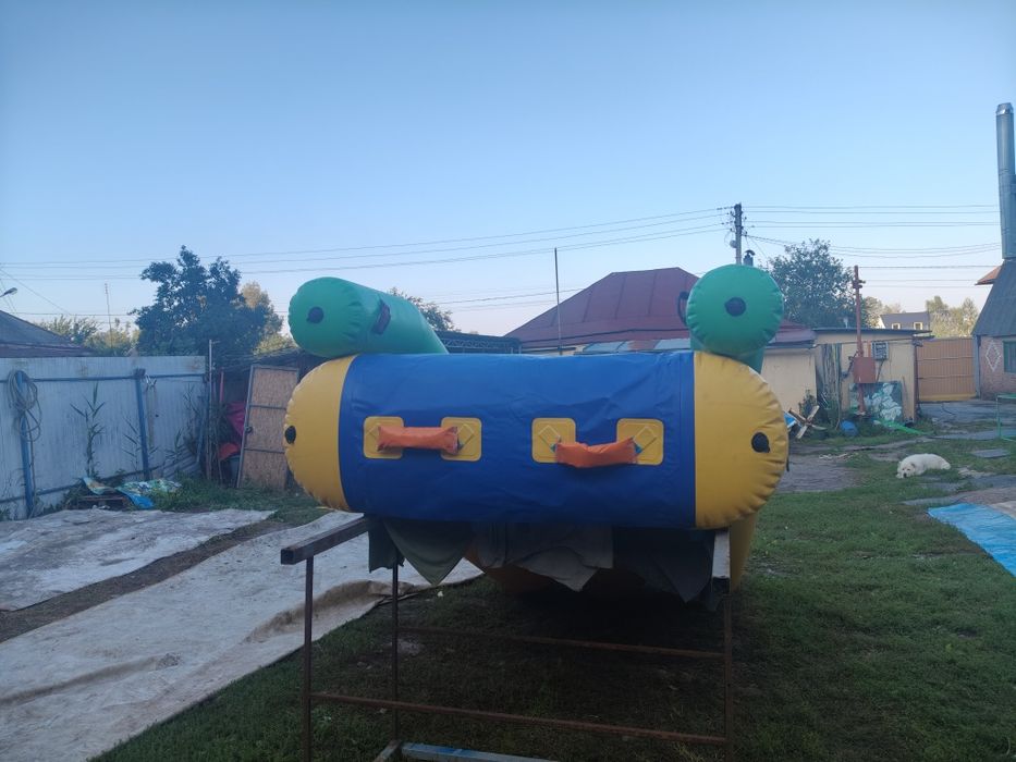 Надувна водна гірка. Стартова 2м. Довжина спуска 4м.