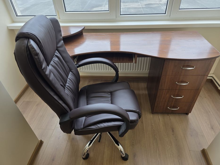 Стіл,крісло комп'ютерне,компютер.4000тис.