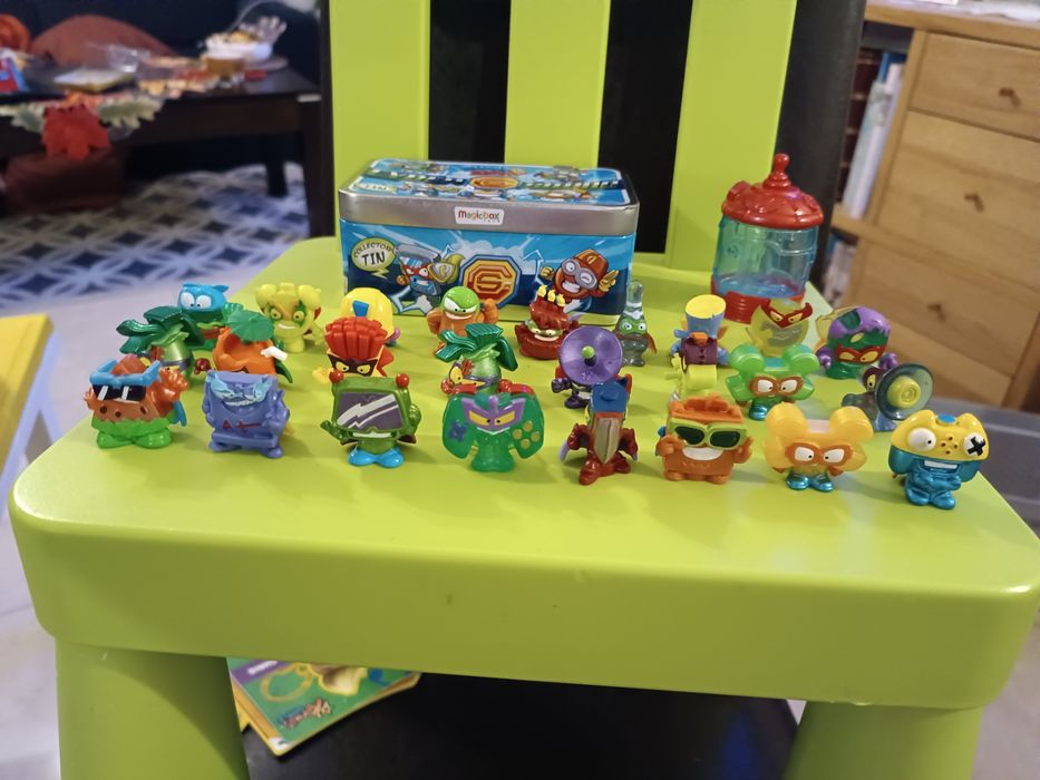 Zestaw zingsow z metalowym pudełkiem.