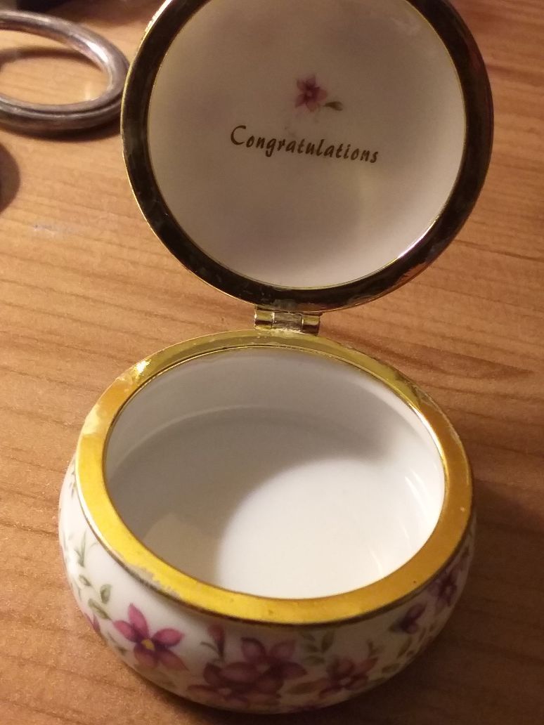 Porcelanowe pudełko na pierścionek